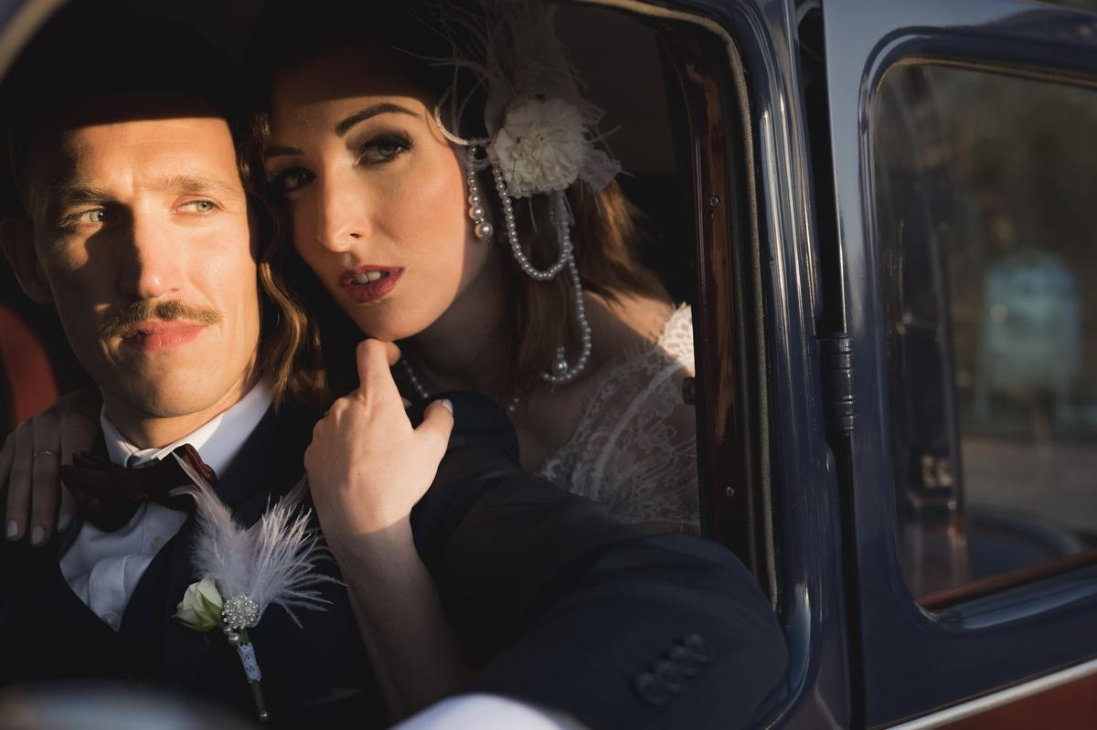 Couple mariés devant Citroën Traction shooting mariage années 20 Domaine Imodis