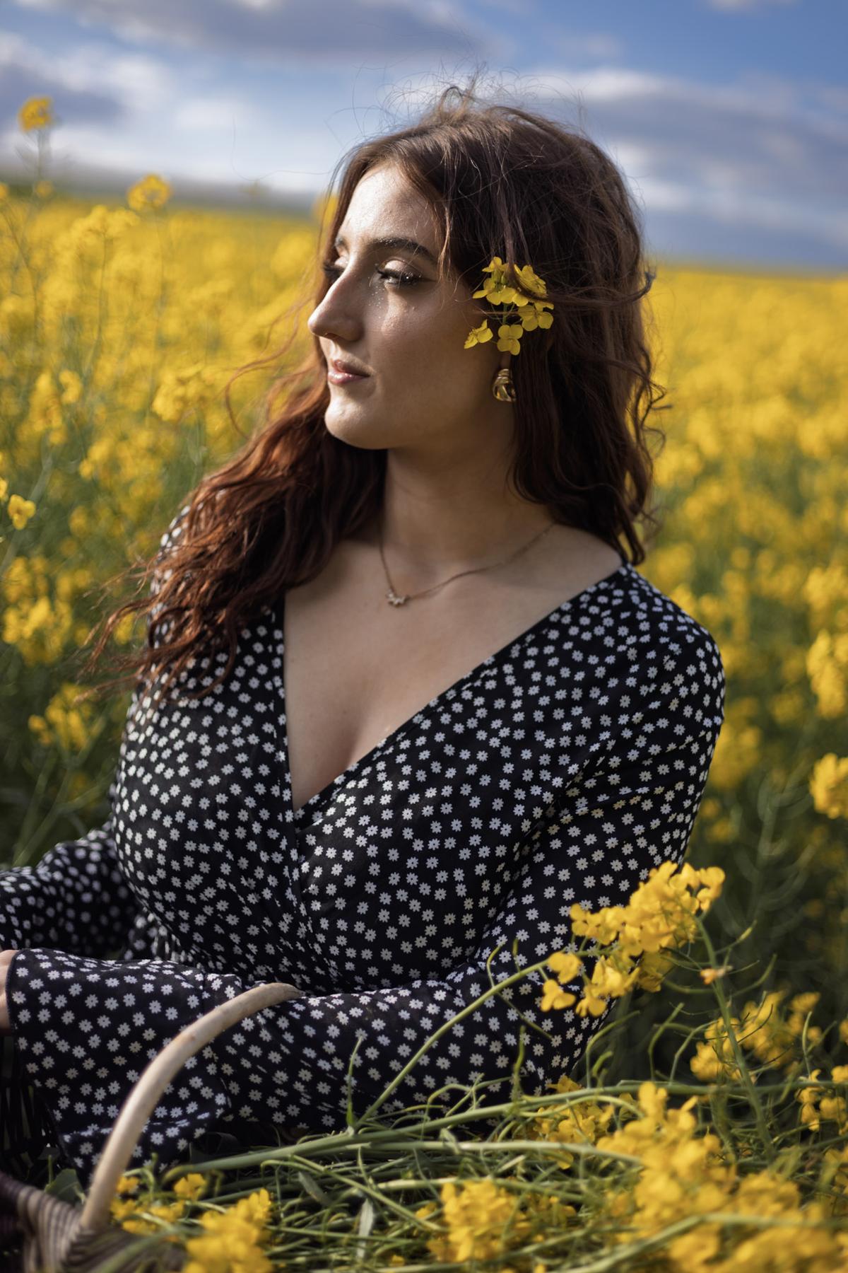 Portrait champ de colza heure dorée Alsace photographe Bas-Rhin