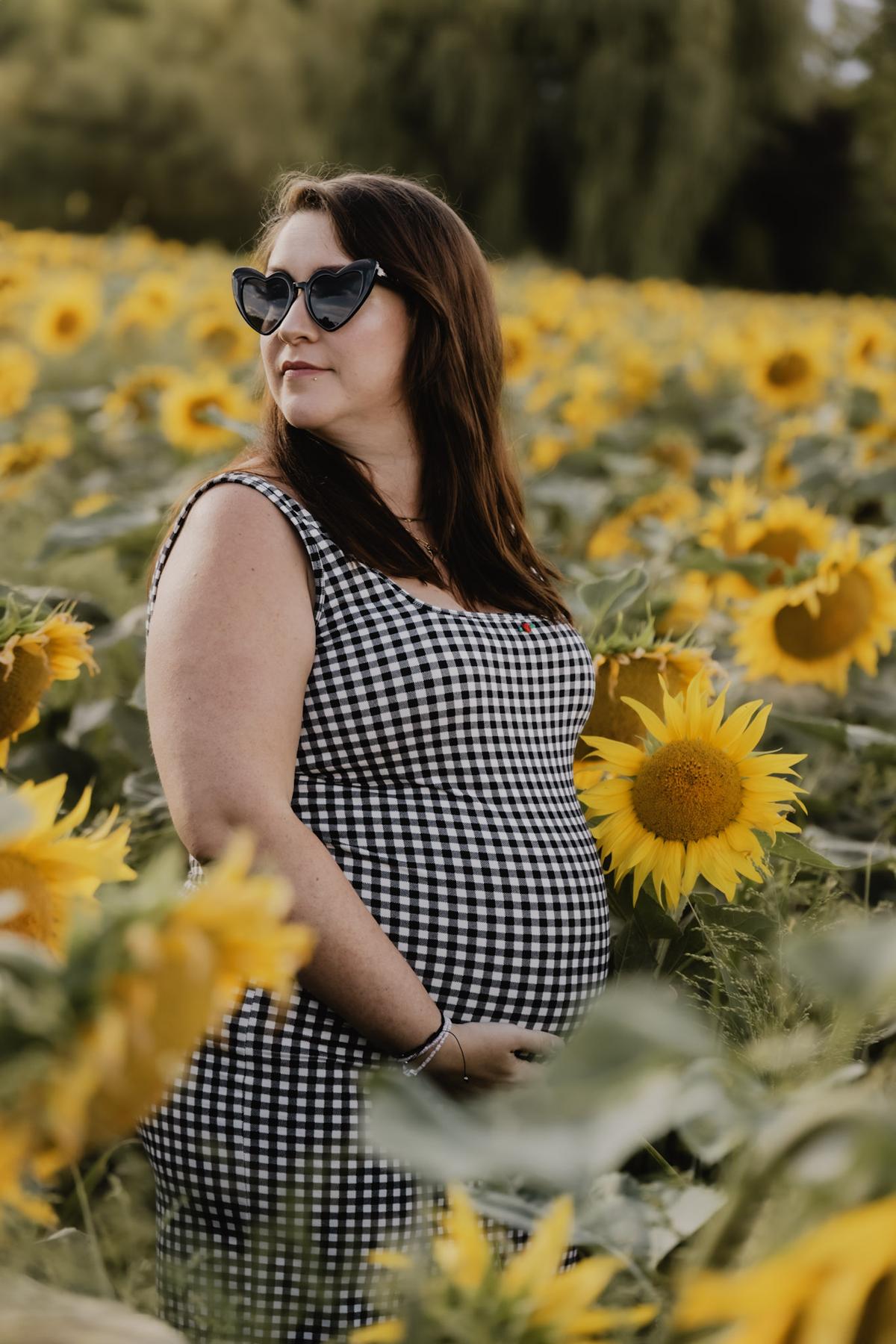 Séance grossesse tournesols contre-jour doré Alsace photographe