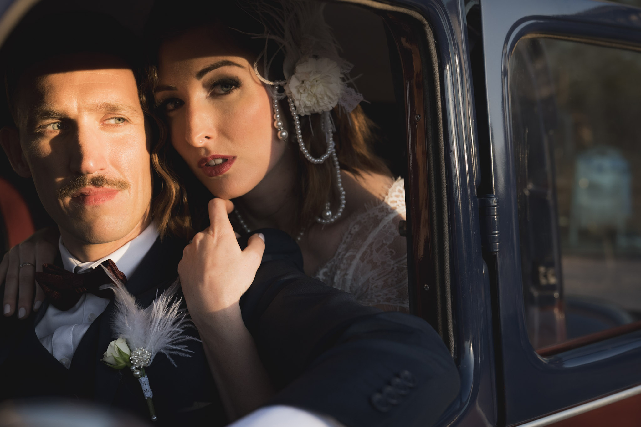 Couple mariés devant Citroën Traction shooting mariage années 20 Domaine Imodis